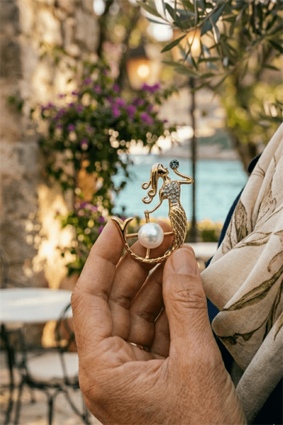 İnci Detaylı Kristal İşlemeli Deniz Kızı Broş