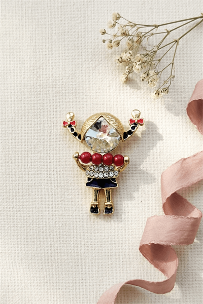 Kırmızı Boncuklu Taşlı Kız Figürü Broş – Sevimli Figürlü Şık Brooch Pin