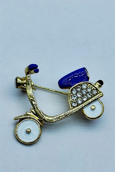Kristal Taşlı Scooter Tasarımlı Broş – Altın Renk Şık Retro Motor Figürlü Aksesuar