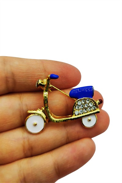 Kristal Taşlı Scooter Tasarımlı Broş – Altın Renk Şık Retro Motor Figürlü Aksesuar