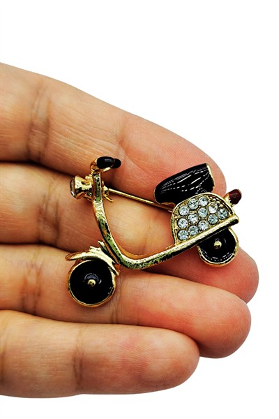 Kristal Taşlı Scooter Tasarımlı Broş – Altın Renk Şık Retro Motor Figürlü Aksesuar
