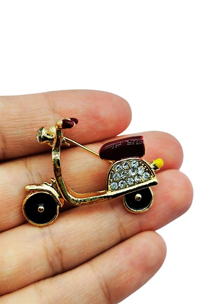 Kristal Taşlı Scooter Tasarımlı Broş – Altın Renk Şık Retro Motor Figürlü Aksesuar
