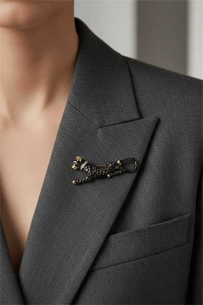 Midnight Panther Gold Detaylı Taşlı Leopar Broş
