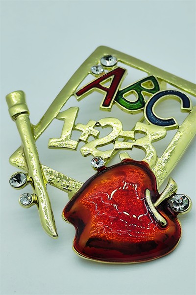 Öğretmen Temalı ABC 123 Kırmızı Elma Taşlı Broş – Renkli Eğitim Sembollü Brooch