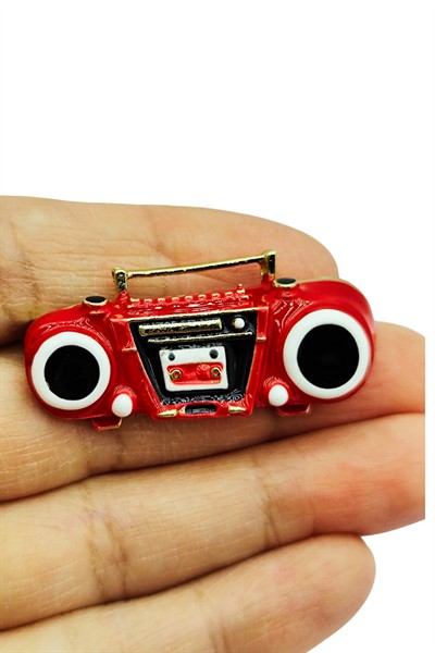 Retro Kırmızı Boombox Radyo Tasarım Broş – Vintage Müzik Severler İçin Şık Aksesuar