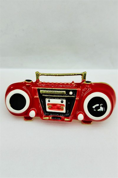 Retro Kırmızı Boombox Radyo Tasarım Broş – Vintage Müzik Severler İçin Şık Aksesuar