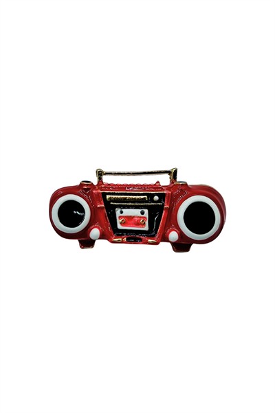 Retro Kırmızı Boombox Radyo Tasarım Broş – Vintage Müzik Severler İçin Şık Aksesuar