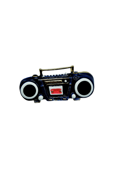 Retro Lacivert Boombox Radyo Tasarım Broş – Vintage Müzik Severler İçin Şık Aksesuar