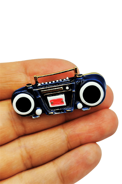 Retro Lacivert Boombox Radyo Tasarım Broş – Vintage Müzik Severler İçin Şık Aksesuar