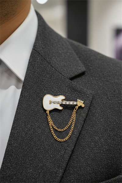 Rock Star Gitar Figürlü Zincir Detaylı Gold Broş