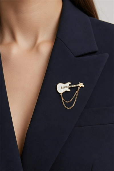 Rock Star Gitar Figürlü Zincir Detaylı Gold Broş