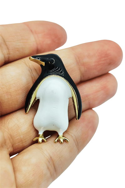 Sevimli Penguen Figürlü Gold Detaylı Broş