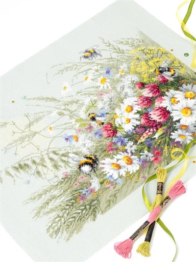 Magic Needle Daisies and Clover Cross Stitch Kit - 310-225