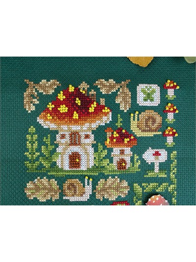 MP Studia Mini Sampler: Mantar Evi Kanaviçe Kiti (Etamin, İplik ve Şema Dahil) - HB-944