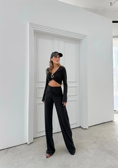AKSESUAR DETAY BLUZ VE DRAPE PANTOLONLU İKİLİ TAKIM SİYAH
