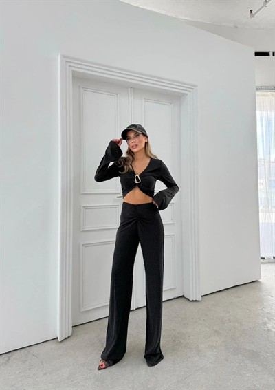 AKSESUAR DETAY BLUZ VE DRAPE PANTOLONLU İKİLİ TAKIM SİYAH