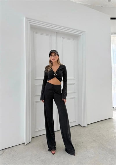 AKSESUAR DETAY BLUZ VE DRAPE PANTOLONLU İKİLİ TAKIM SİYAH