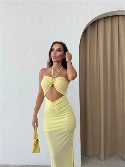 AKSESUAR DETAY BOYUNDAN BAĞLAMALI UZUN ELBİSE SARI