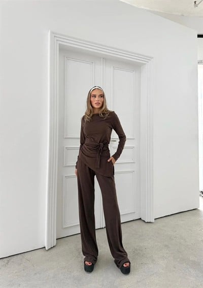 ASİMETRİK BEL KUŞAKLI BLUZ VE PANTOLONLU İKİLİ TAKIM KAHVE