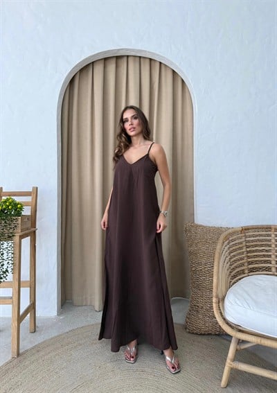 ASKILI UZUN ÇİLEK ELBİSE KOYU KAHVE