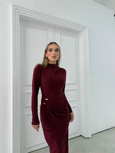 BEL AKSESUAR DETAY DRAPELİ YIRTMAÇLI UZUN SANDY ELBİSE BORDO