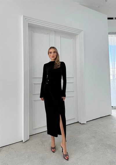 BEL AKSESUAR DETAY DRAPELİ YIRTMAÇLI UZUN SANDY ELBİSE SİYAH