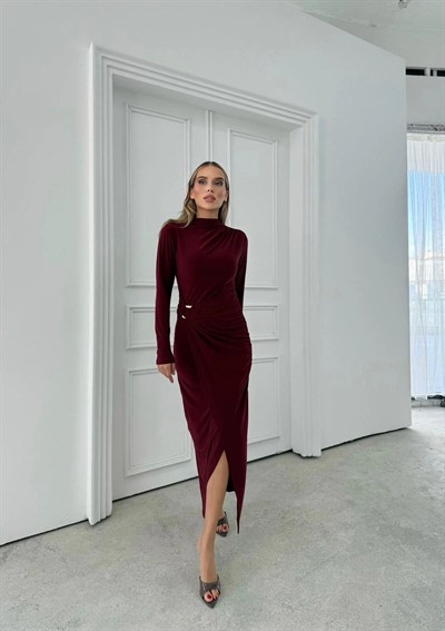 BEL AKSESUAR DETAY DRAPELİ YIRTMAÇLI UZUN SANDY ELBİSE BORDO