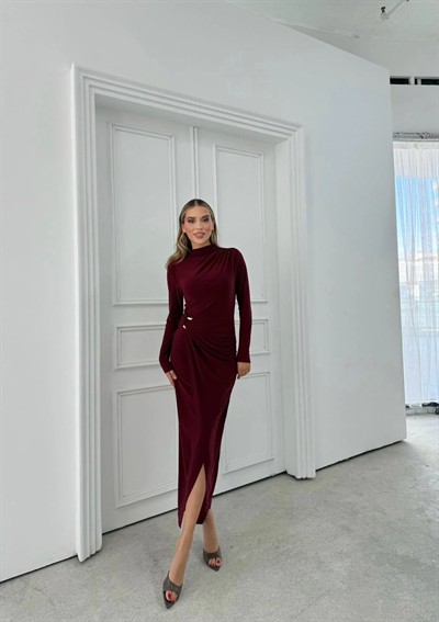 BEL AKSESUAR DETAY DRAPELİ YIRTMAÇLI UZUN SANDY ELBİSE BORDO