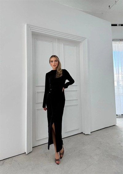 BEL AKSESUAR DETAY DRAPELİ YIRTMAÇLI UZUN SANDY ELBİSE SİYAH