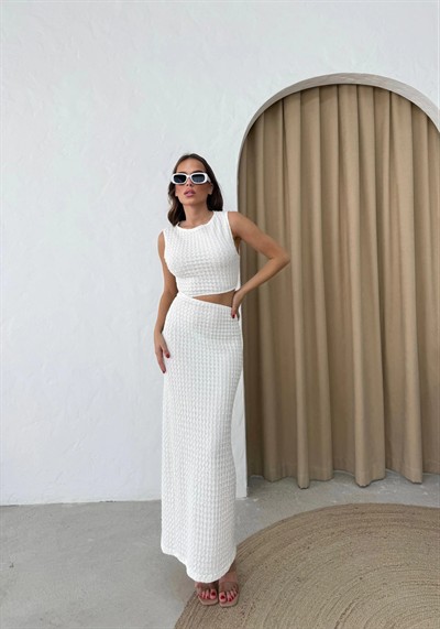 BEL DEKOLTE DETAY GOFRE UZUN ELBİSE BEYAZ
