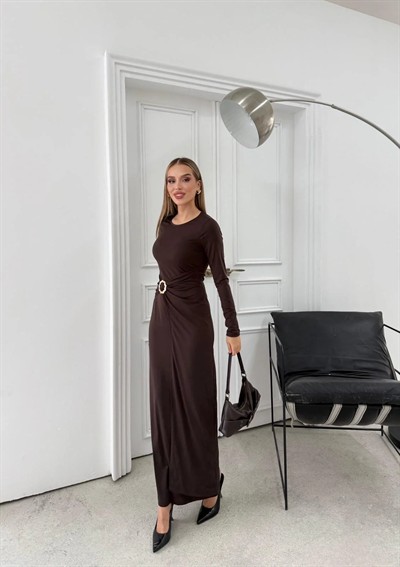 BEL DRAPE AKSESUAR DETAY UZUN SANDY ELBİSE KAHVE