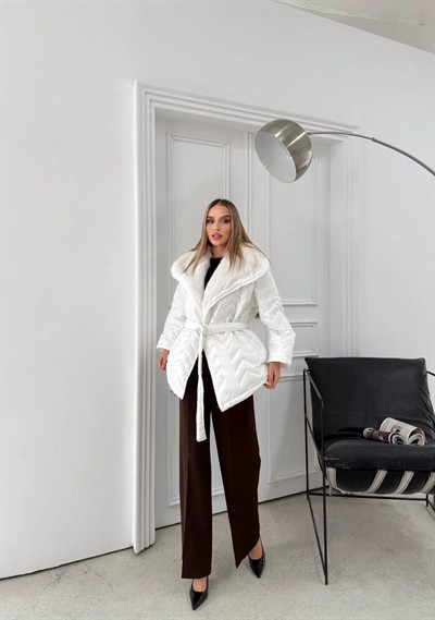 BEL KUŞAKLI BAKLAVA DESEN YAKA KÜRK DETAY ŞİŞME MONT BEYAZ