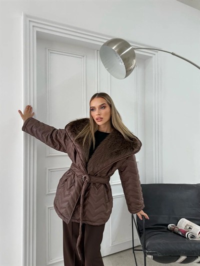 BEL KUŞAKLI BAKLAVA DESEN YAKA KÜRK DETAY ŞİŞME MONT KAHVE