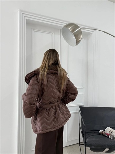 BEL KUŞAKLI BAKLAVA DESEN YAKA KÜRK DETAY ŞİŞME MONT KAHVE