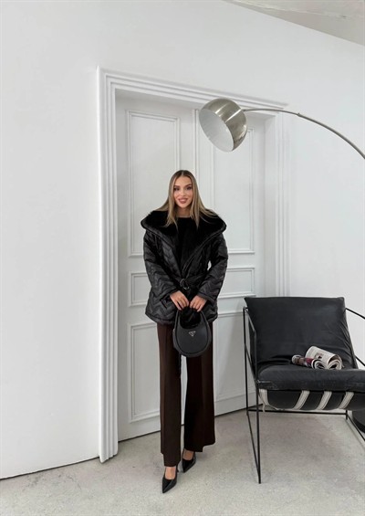 BEL KUŞAKLI BAKLAVA DESEN YAKA KÜRK DETAY ŞİŞME MONT SİYAH