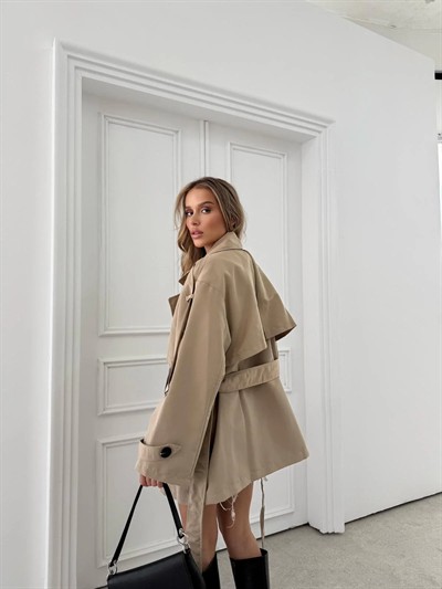 BEL KUŞAKLI DÜĞME DETAY İÇ ASTARLI OVERSİZE KISA TRENÇKOT KREM