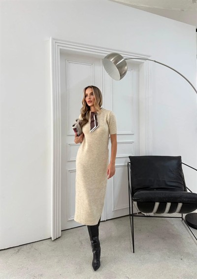 BİSİKLET YAKA FULARLI UZUN TRİKO KALEM ELBİSE KREM