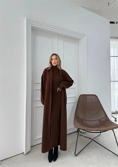 BOĞAZLI SIFIR KOL UZUN ELBİSE VE HIRKALI İKİLİ TRİKO TAKIM KAHVE