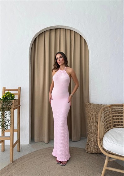 BOYUNDAN BAĞLAMALI GOFRE UZUN ELBİSE PEMBE