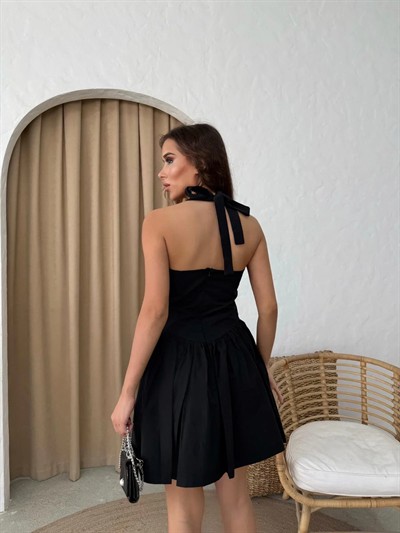 BOYUNDAN BAĞLAMALI KLOŞ ETEK ELBİSE SİYAH