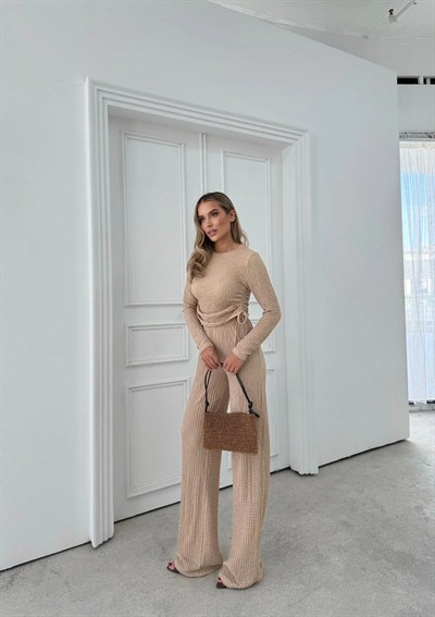 BÜZGÜLÜ BLUZ VE PANTOLONLU GOFRE İKİLİ TAKIM BEJ