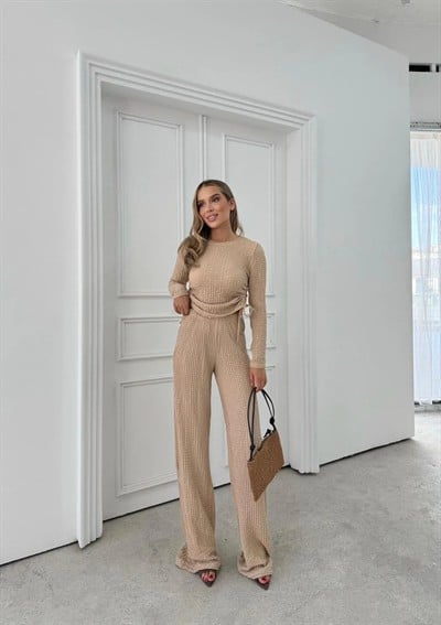 BÜZGÜLÜ BLUZ VE PANTOLONLU GOFRE İKİLİ TAKIM BEJ