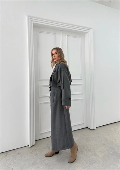 ÇİZGİLİ BEL VE KOL KUŞAKLI İÇ ASTARLI UZUN TRENÇKOT GRİ
