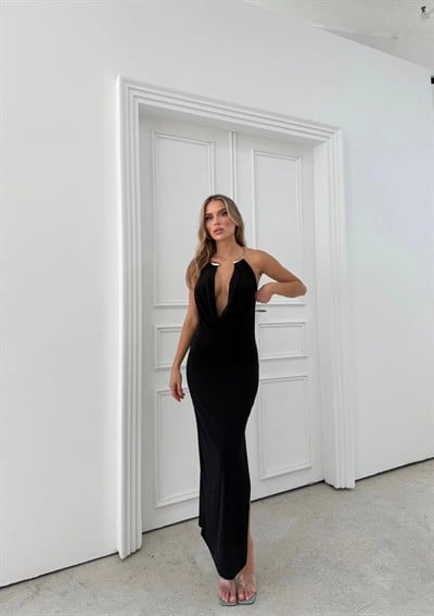 DEGAJE YAKA BOYUN AKSESUAR DETAY UZUN SANDY ELBİSE SİYAH