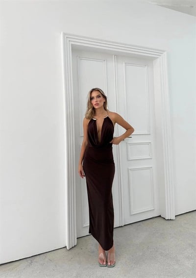 DEGAJE YAKA BOYUN AKSESUAR DETAY UZUN SANDY ELBİSE KAHVE