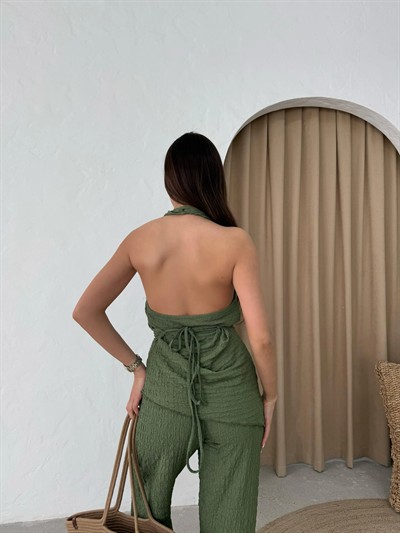 DEGAJE YAKA SIRT DEKOLTE BLUZ VE PANTOLONLU GOFRE İKİLİ TAKIM HAKİ
