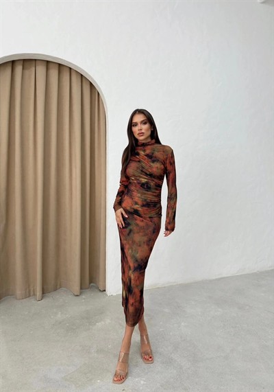 DİK YAKA BÜZGÜLÜ DESENLİ UZUN SANDY ELBİSE