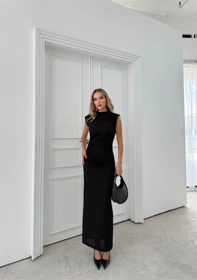 DİK YAKA SİMLİ DRAPELİ YIRTMAÇLI ELBİSE SİYAH