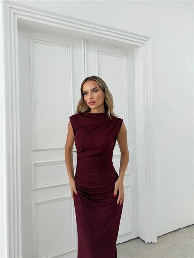 DİK YAKA SİMLİ DRAPELİ YIRTMAÇLI ELBİSE BORDO