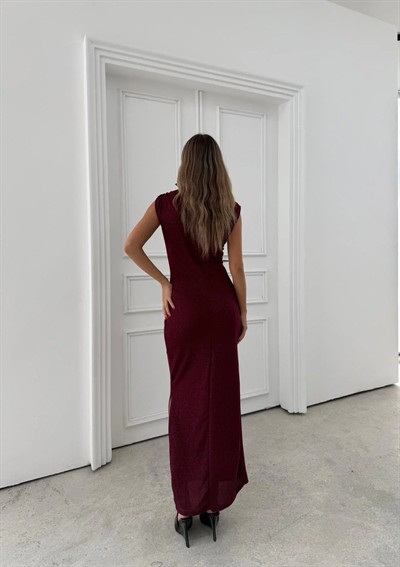 DİK YAKA SİMLİ DRAPELİ YIRTMAÇLI ELBİSE BORDO